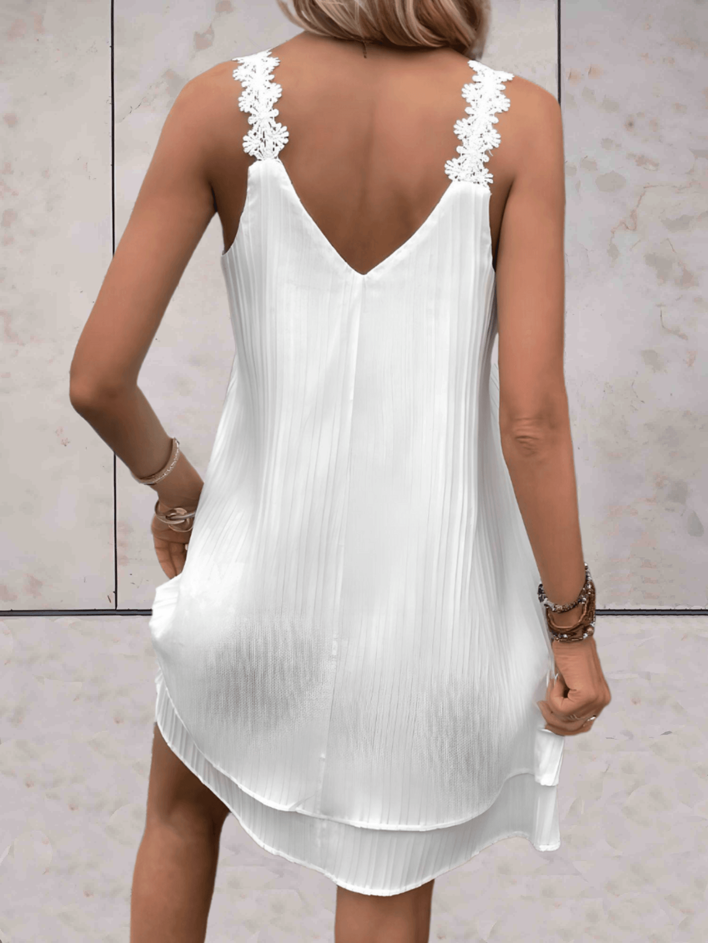 Yasmin - Mini-jurk met lage v-uitsnijding, mouwloos, geregen schouderband en gelaagd uitgesneden ontwerp aan de onderkant - Sky-Sense