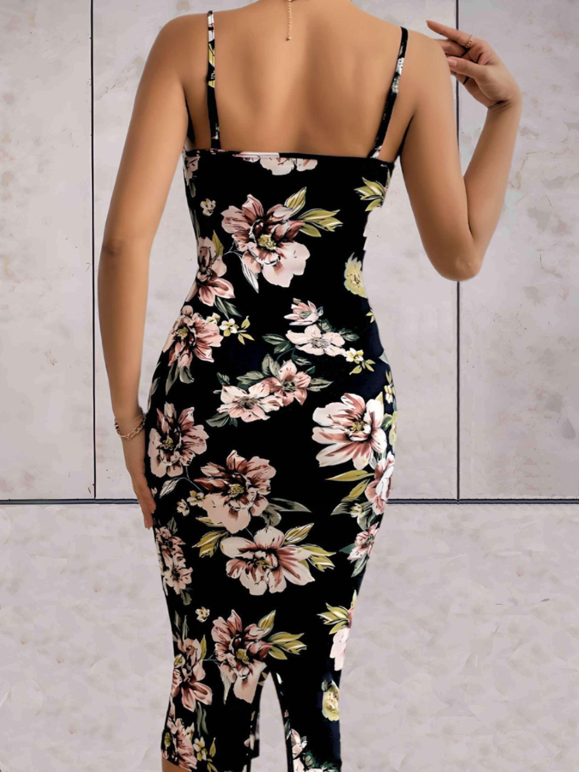 Calynn - Strakke lange jurk met roze en witte bloemen in zwart - Sky-Sense