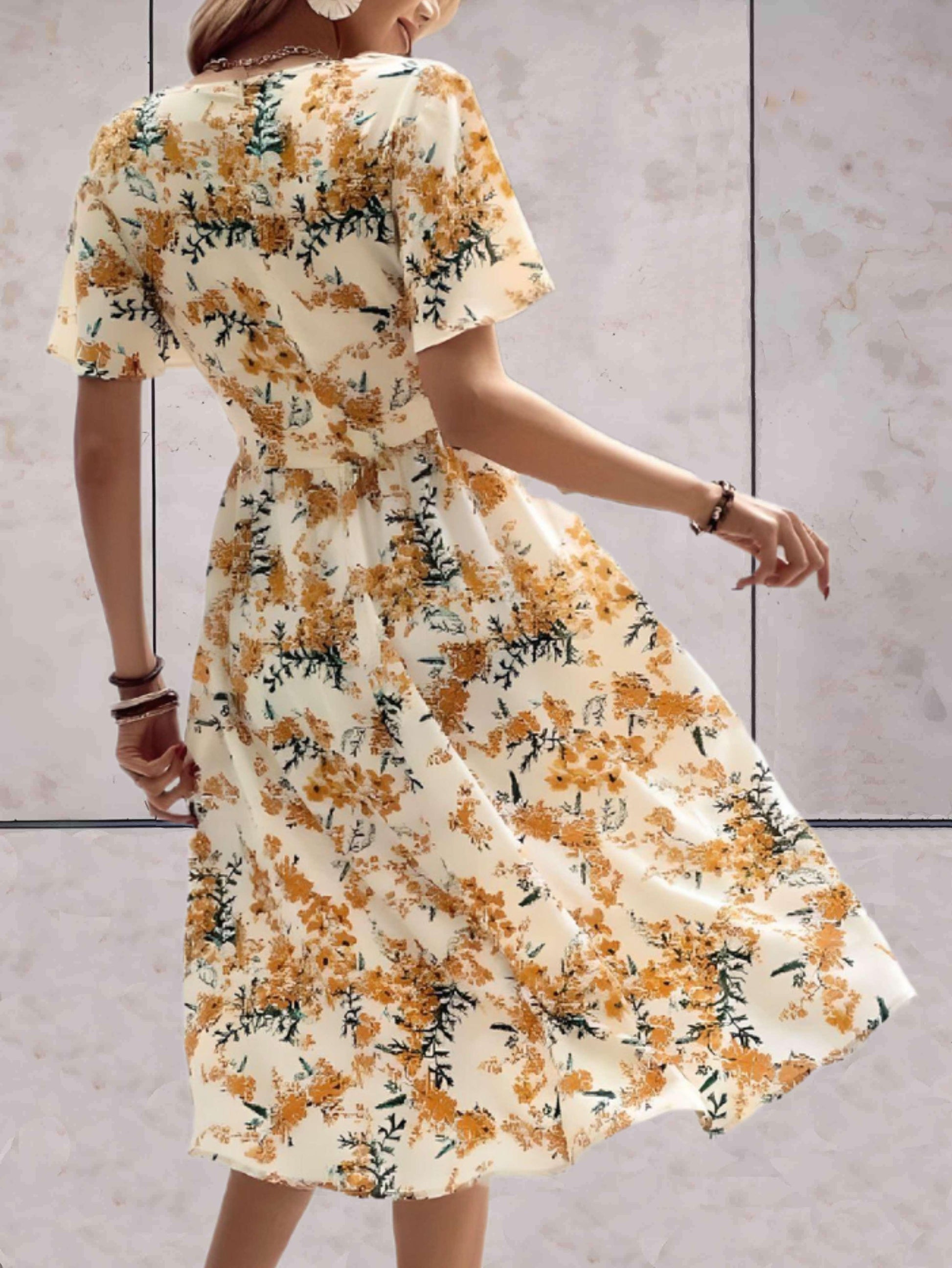 Mary - Geelbruine jurk met bloemendessin lage v-uitsnijding met korte en wijde mouwen - Sky-Sense