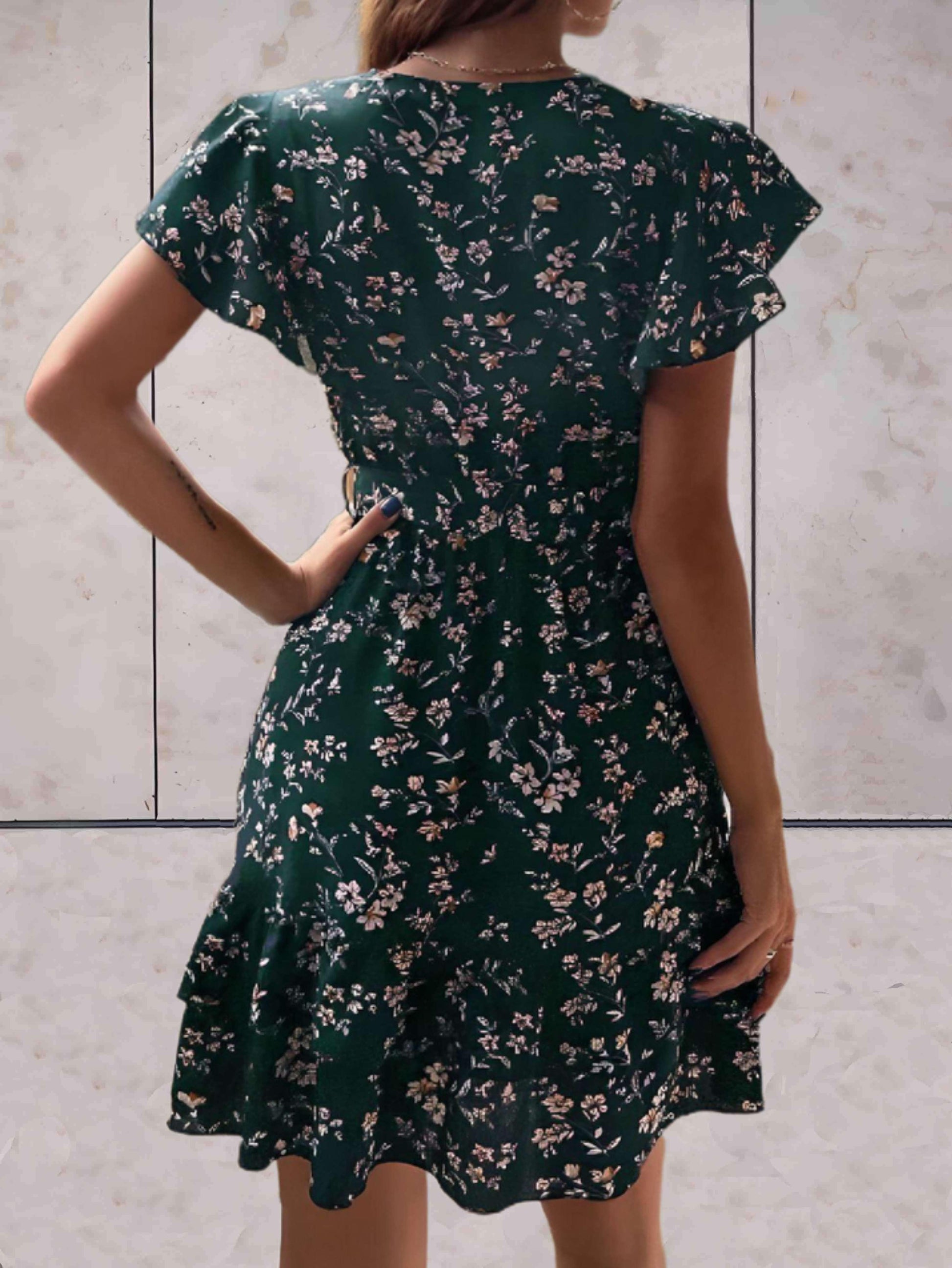 Paula - Mini-jurk met lage v-uitsnijding en korte en wijde mouwen en strikbandjes aan de zijkant en bloemendessin - Sky-Sense