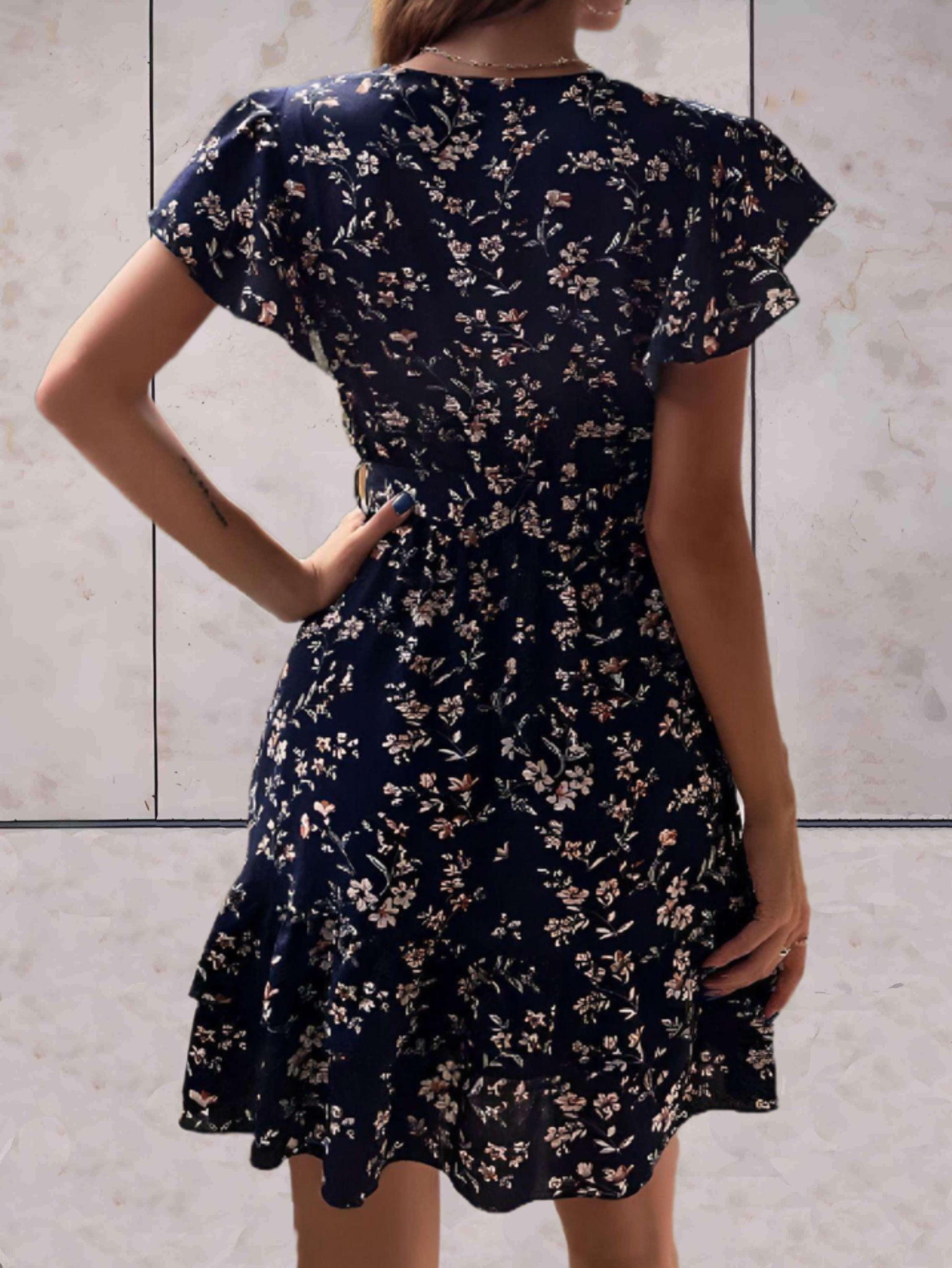 Paula - Mini-jurk met lage v-uitsnijding en korte en wijde mouwen en strikbandjes aan de zijkant en bloemendessin - Sky-Sense