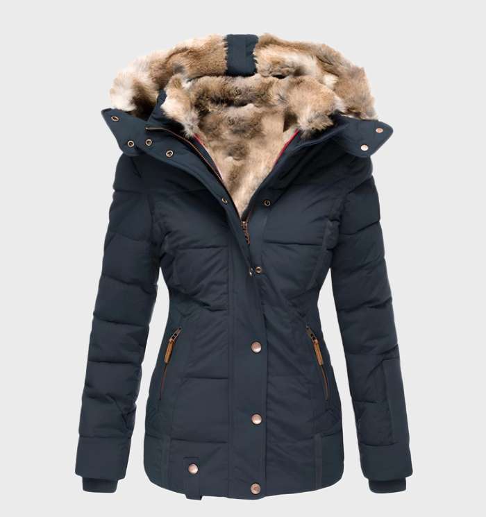 Eunice - Dikke en warme slim fit winterjas met capuchon, voering van imitatiebont en volledige rits- en knoopsluiting.