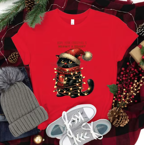 Kerst T-Shirt met Zwarte Kat en Kerstverlichting - Warm, Grappig & Gezellig!