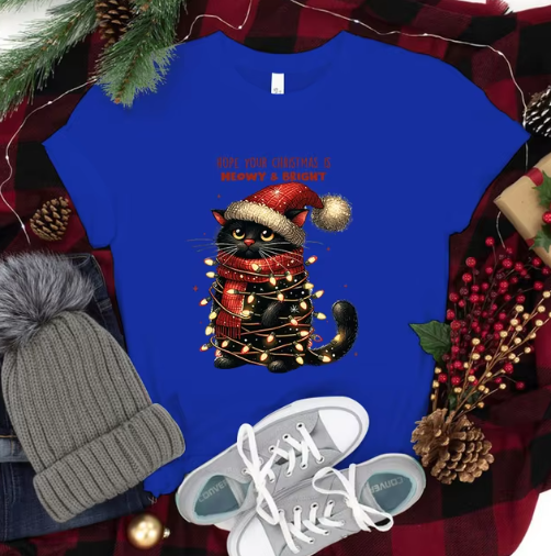 Kerst T-Shirt met Zwarte Kat en Kerstverlichting - Warm, Grappig & Gezellig!