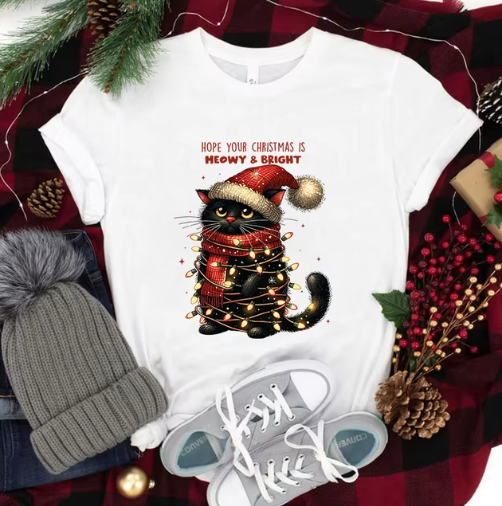 Kerst T-Shirt met Zwarte Kat en Kerstverlichting - Warm, Grappig & Gezellig!