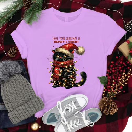 Kerst T-Shirt met Zwarte Kat en Kerstverlichting - Warm, Grappig & Gezellig!