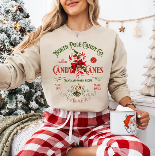 Kersttrui Dames – North Pole Candy Co. Design – Feestelijke Sweater met Candy Cane Print