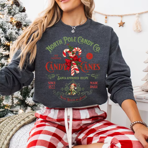 Kersttrui Dames – North Pole Candy Co. Design – Feestelijke Sweater met Candy Cane Print