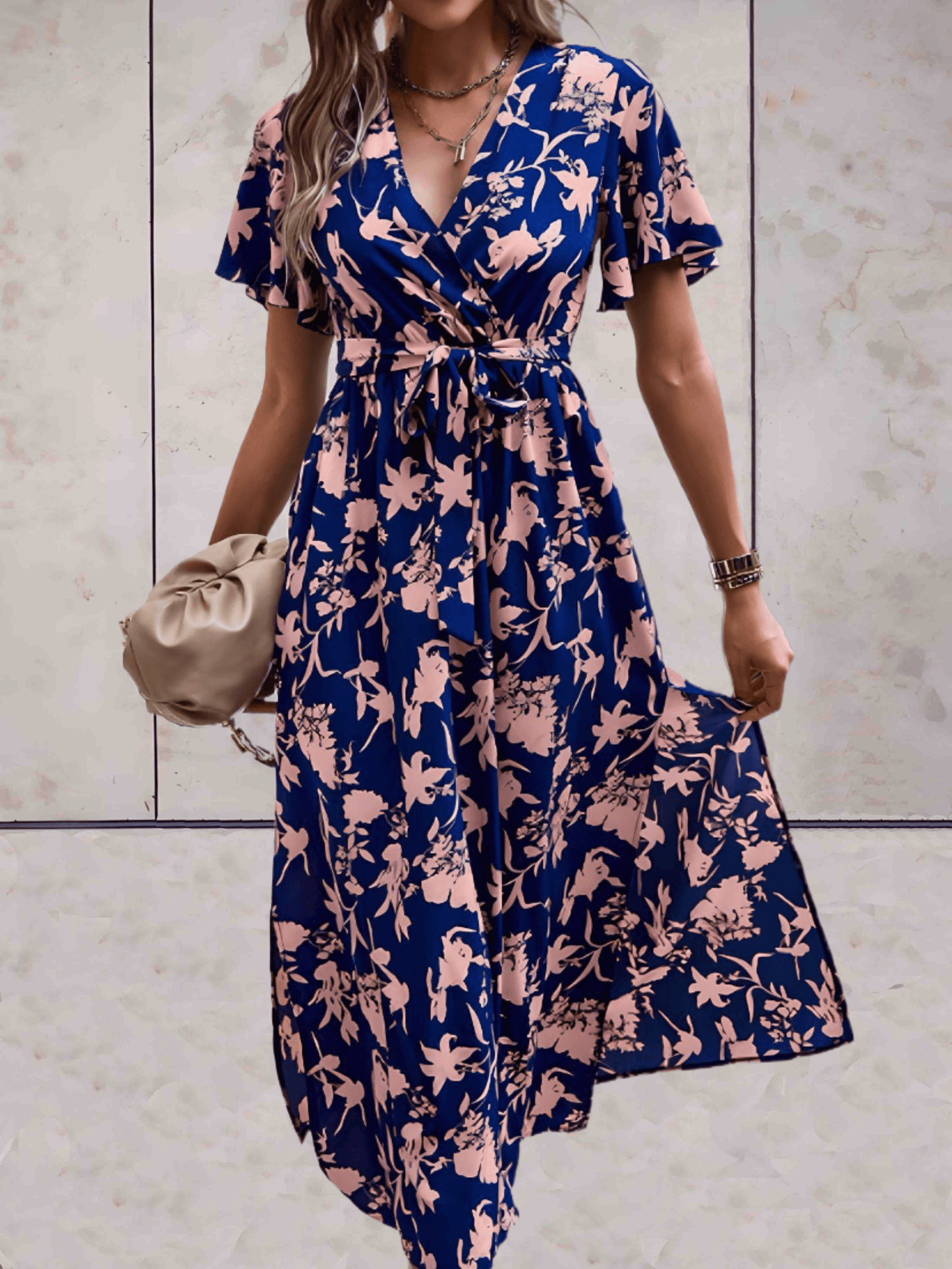 Tyronia - Lange jurk met korte mouwen, lage v-uitsnijding, strikband in het midden, hoge split aan de zijkant en een dessinopdruk - Sky-Sense