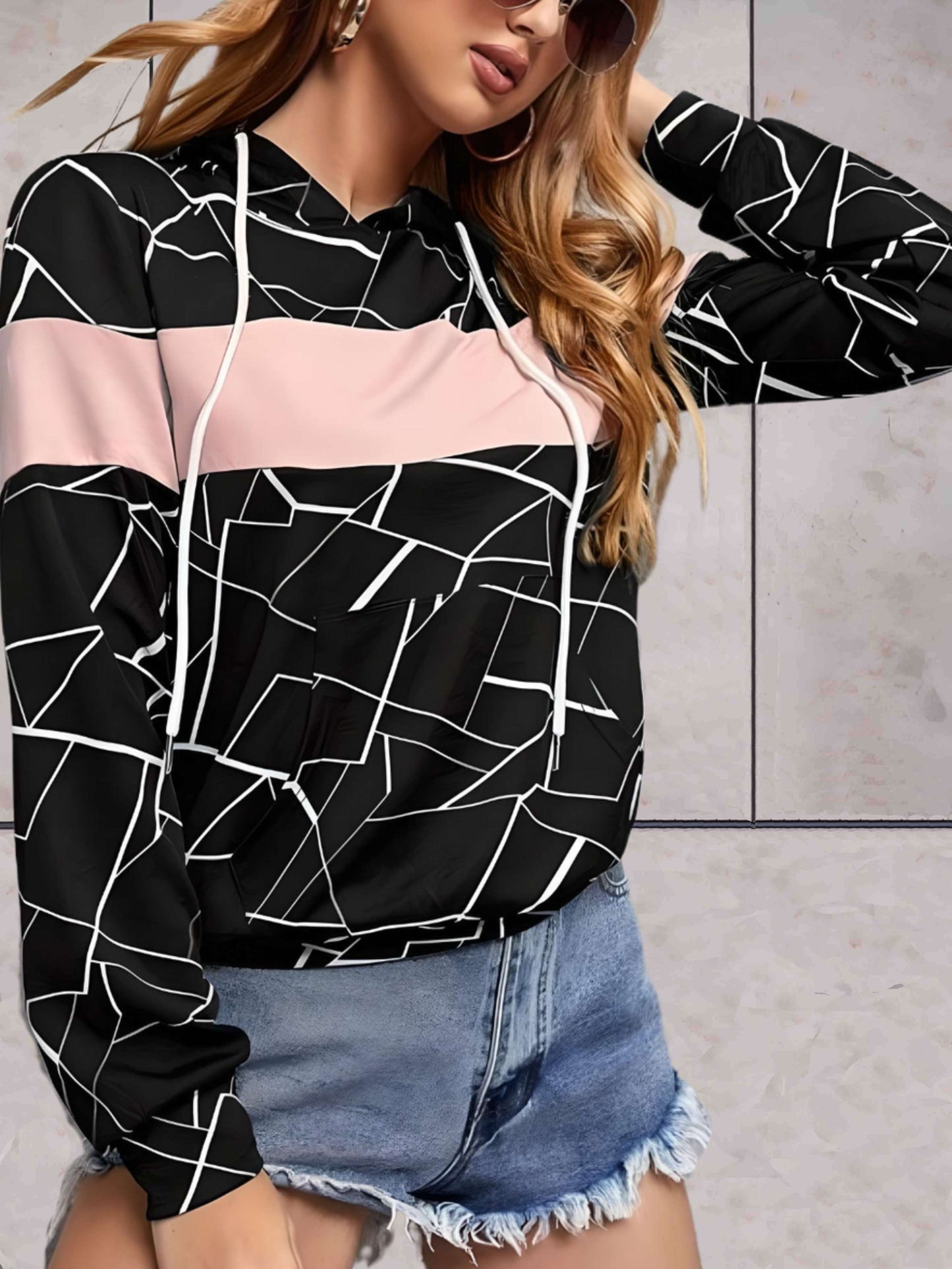 Nancy - Oversized zwarte hoodie met witte lijn abstract en een roze horizontaal ontwerp