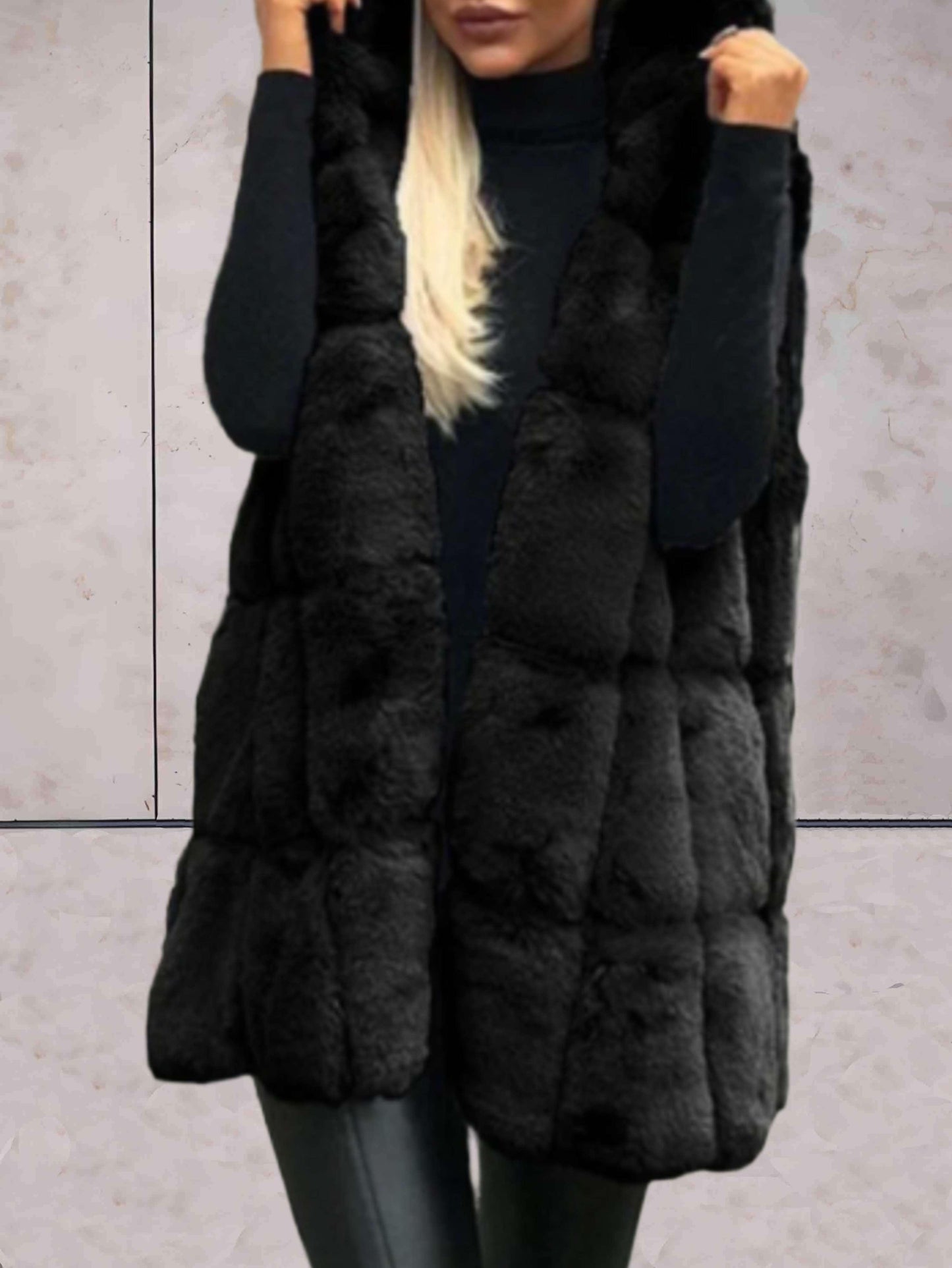 Julie - Mouwloze jas van dik imitatiebont met capuchon en open voorkant - Sky-Sense