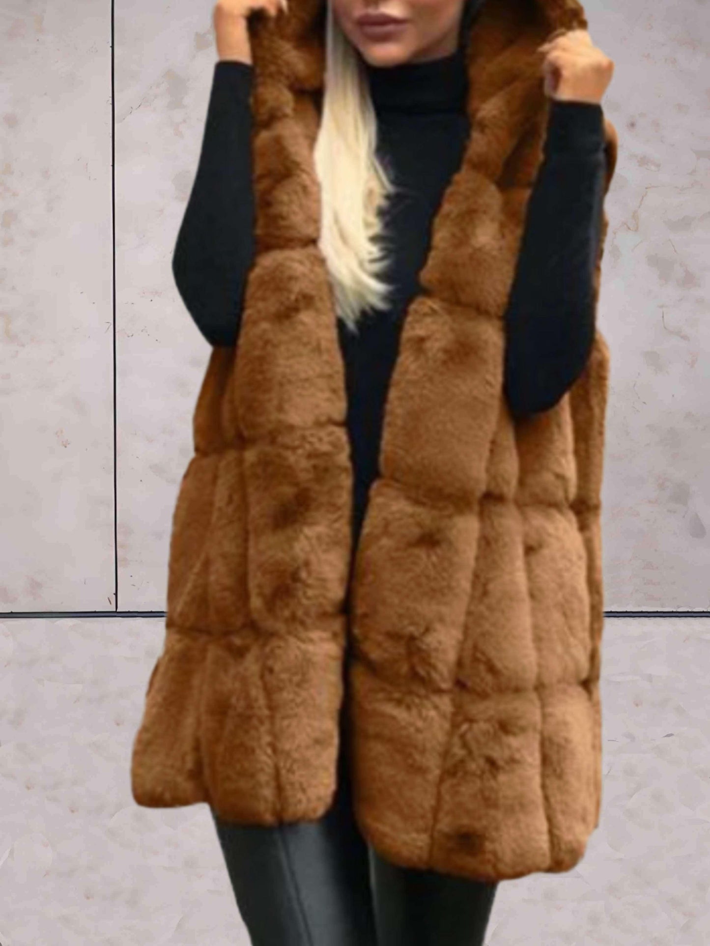 Julie - Mouwloze jas van dik imitatiebont met capuchon en open voorkant - Sky-Sense